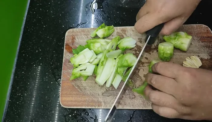 Heat lard (or oil) in a wok or frying pan. Add garlic and stir-fry until fragrant.