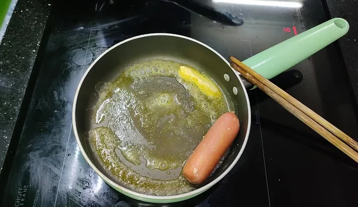 Add sausage or cold cuts (108.2) and pate (114.2) to the pan.
