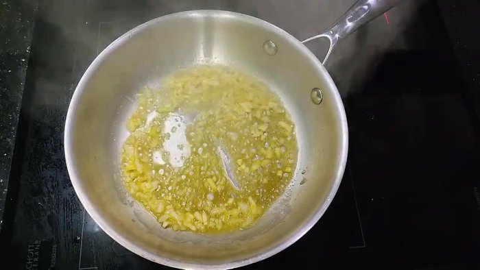 Prepare tomato sauce: Melt butter in a pan. Add garlic and onions, fry until fragrant (12.04).