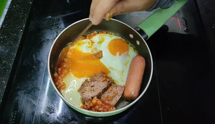 Add the prepared tomato sauce with minced meat (137.48).