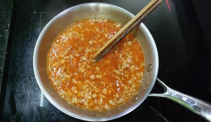 Simmer on low heat for 10-15 minutes until the sauce thickens (77.68).