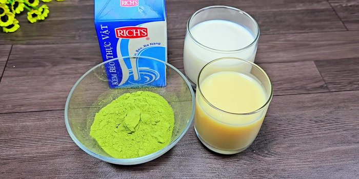 Combine condensed milk (50ml), fresh milk (50ml), and fatty cream (40ml) in a blender.