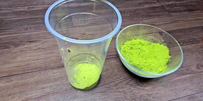 In a separate container, mix matcha powder (amount not specified) with hot water (40ml) at 90 degrees. Whisk until foamy.