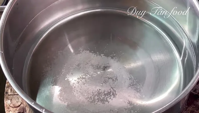 Boil water with salt and lemongrass. Blanch the snails for 2-3 minutes until the water boils again. Drain well.