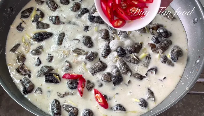 Before turning off the heat, add chili and Vietnamese coriander. Stir well.