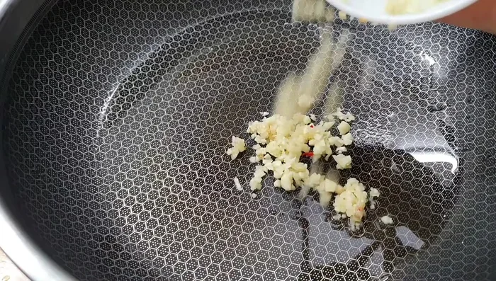 Stir-fry the garlic in a little cooking oil until golden and fragrant.