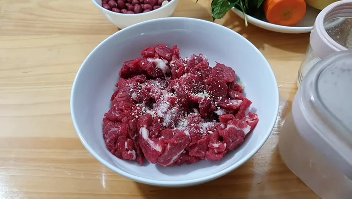 Marinate the beef with cornstarch, MSG, pepper, and cooking oil. Mix well and let it sit for 30 minutes.