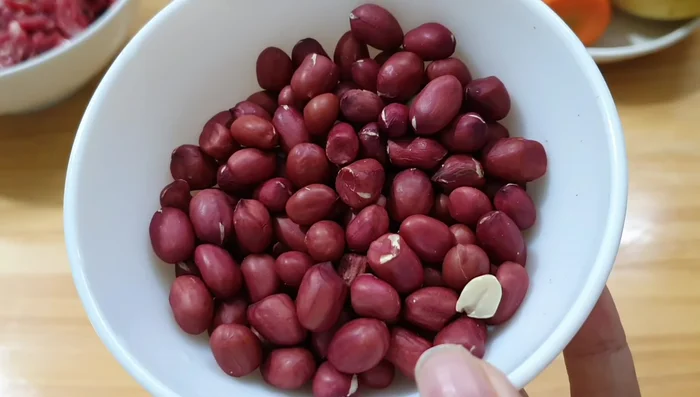 Roast peanuts in a pot without oil at 170 degrees for 7 minutes.