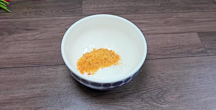 Prepare the sauce: Mix shrimp satay, sugar, Tay Ninh shrimp salt in a bowl.