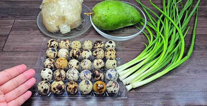 Prepare the ingredients: Boil quail eggs until cooked. Grate green clams or chop finely. Finely chop green onions.