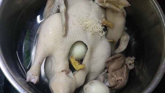 Bring the duck home and wash it thoroughly with salt, wine, and ginger.