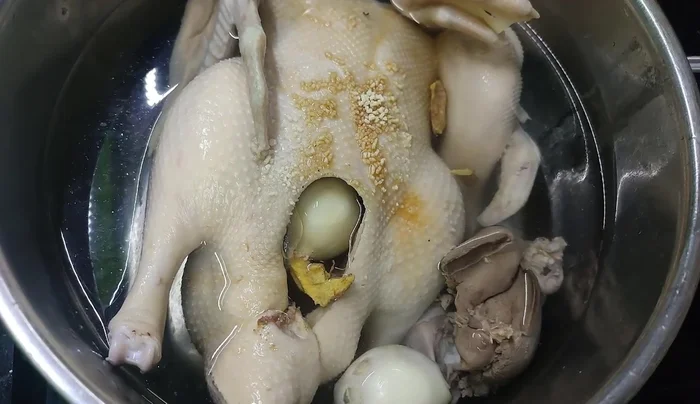 After boiling, wash the duck again.