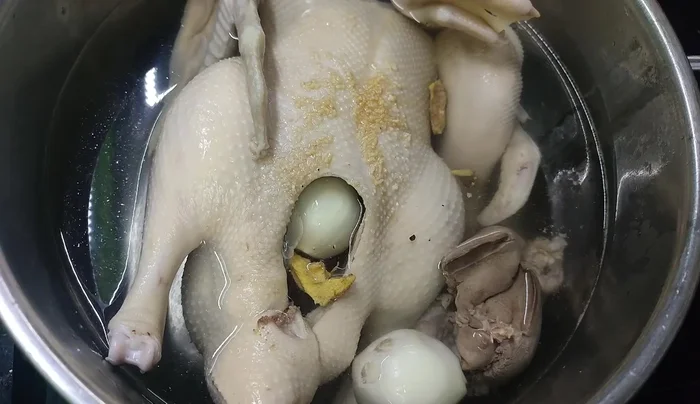 Flip the duck if it's not fully submerged and boil for another 5 minutes (total 20 minutes).