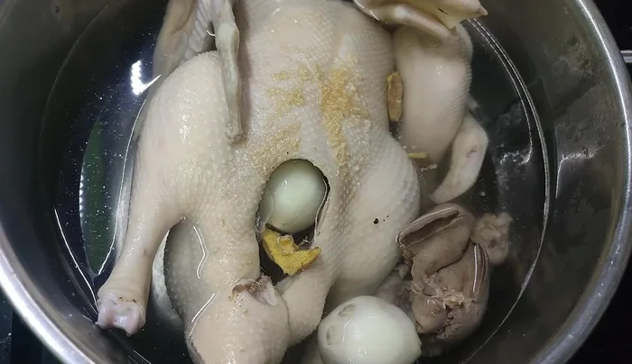 Turn off the heat and let the duck soak separately.