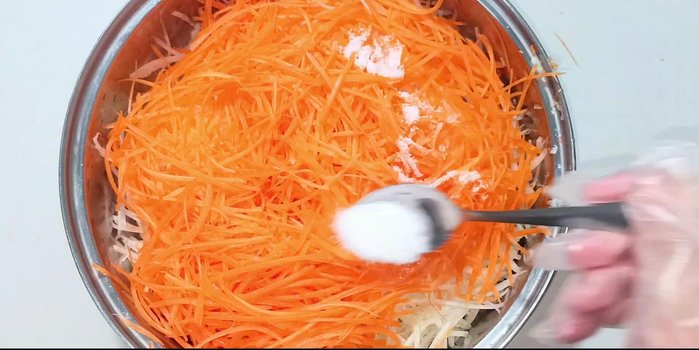 Season the shredded vegetables: Add a spoonful of salt and two spoons of sugar. Mix well.