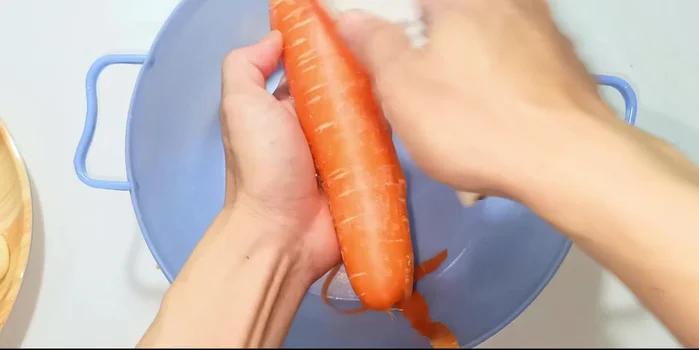 Prepare the carrots: Use a grater to grate the carrots. Remove the outer skin.