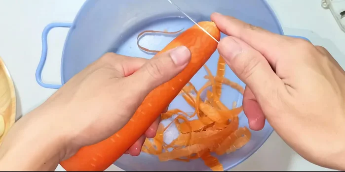 Prepare the kohlrabi: Peel off the skin, cut off both ends and remove the hard parts. Peel it like peeling fruit, removing the green skin and the opaque white layer inside. Wash again.