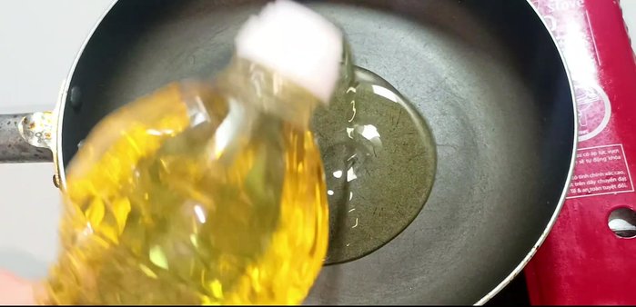 Heat cooking oil in a frying pan over medium heat until the oil covers the surface.