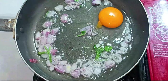 Crack the eggs into the pan. Let the egg whites cook completely while leaving the yolks runny. If bubbles appear, allow them to puff up.