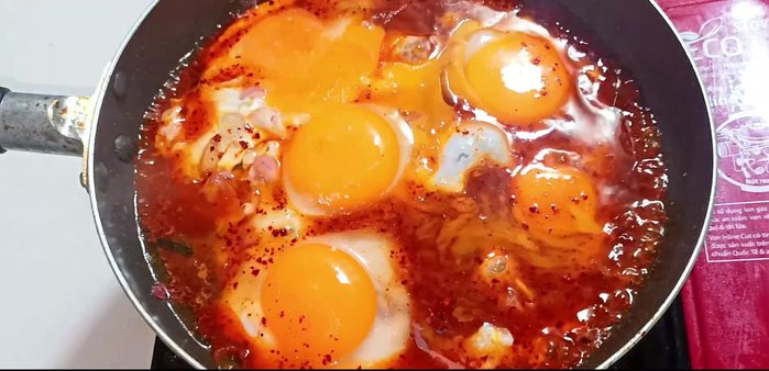 Sprinkle the chopped shallots and chili peppers evenly over the eggs. Do not put them directly on the eggs.
