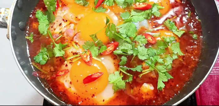Turn off the heat. The sauce should be slightly boiling. Cooking time: 30 seconds for the eggs and 40 seconds for the sauce.
