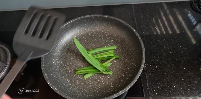 Prepare pandan leaves: Cut pandan leaves into pieces and stir to release fragrance.