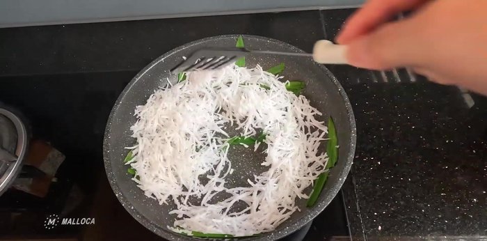 Combine shredded coconut and pandan leaves, stir-fry for 5-10 minutes until cooked and color changes. Let cool.