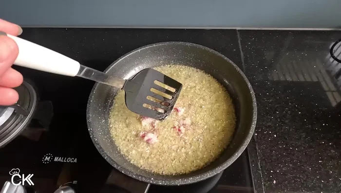Add the minced shallots and garlic to the lemongrass oil and stir-fry. (202.319)
