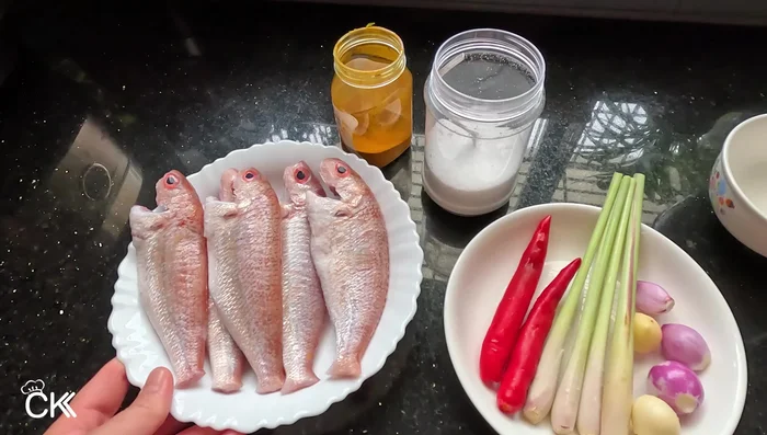 Thoroughly wash the fish several times with water. To remove the fishy smell, place the fish in a bowl with ice, 1/3 of a lemon, and salt. This keeps the fish fresh and firm. (21.6, 42.48, 51.96, 68.159)