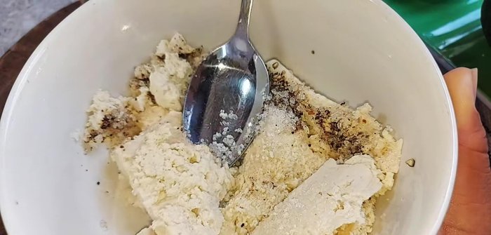 Mash the tofu with sugar, vegetarian seasoning, salt, and pepper. Lightly crush the tofu using a sieve to make it slightly tougher.