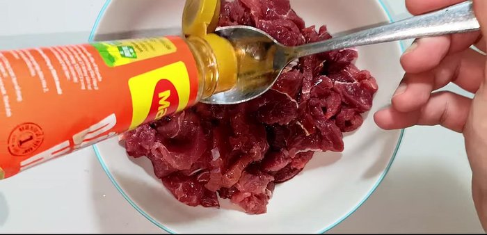 Marinate the beef: In a bowl, combine the beef with soy sauce, oyster sauce, cooking oil, ground pepper, sugar, and minced garlic. Marinate for 20 minutes.