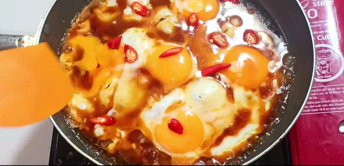 Pour the prepared sauce over the eggs.
