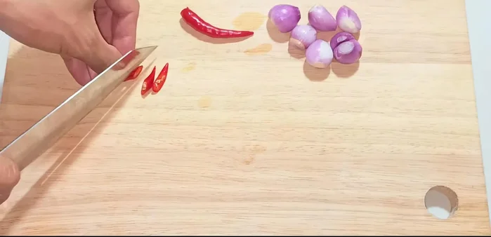 Wash and slice the chili peppers (optional).