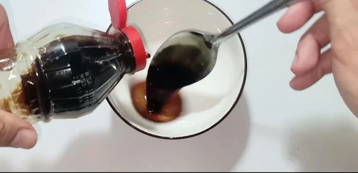 Prepare the sauce: Mix soy sauce, sugar, water, and chili sauce. Stir well.