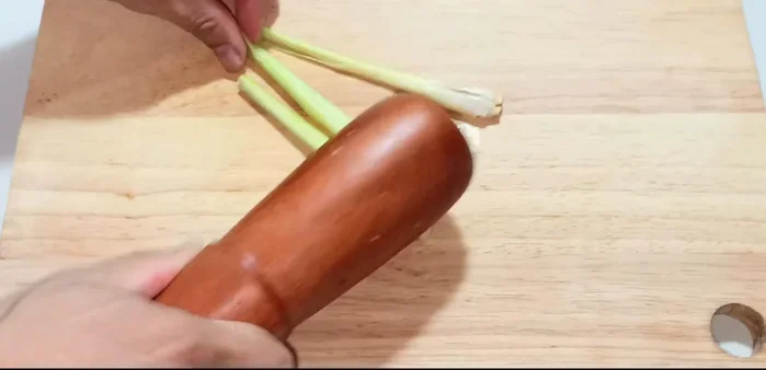 Crush and chop lemongrass. (111.28)