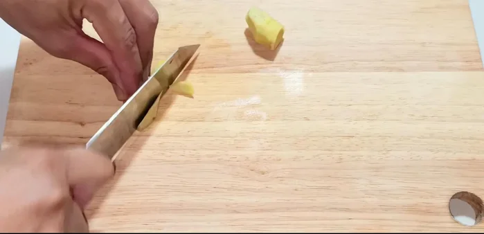 Peel and chop ginger. (116.719)