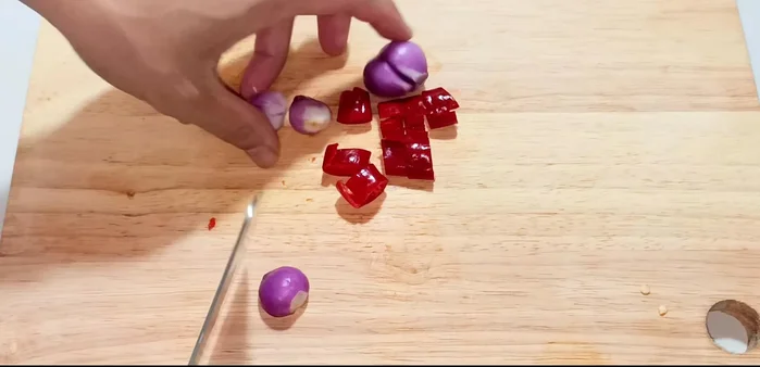 Chop shallots. (149.04)