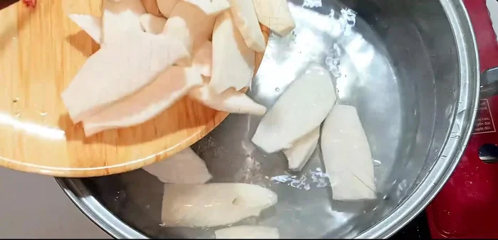 Boil mushrooms with lemongrass and ginger for 3 minutes to remove odor. (160.959)