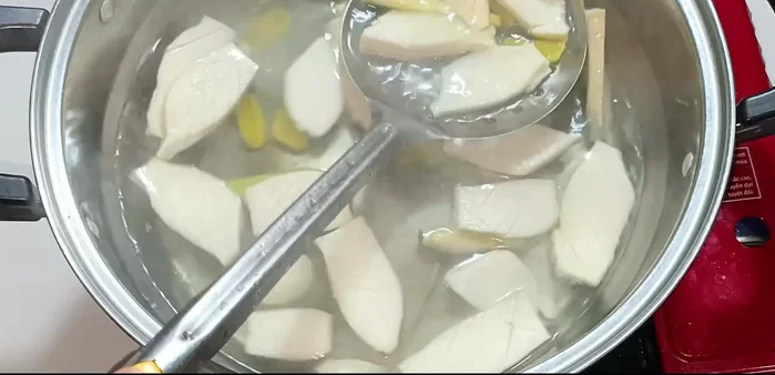Remove mushrooms, drain, and cool in water. (180.599)