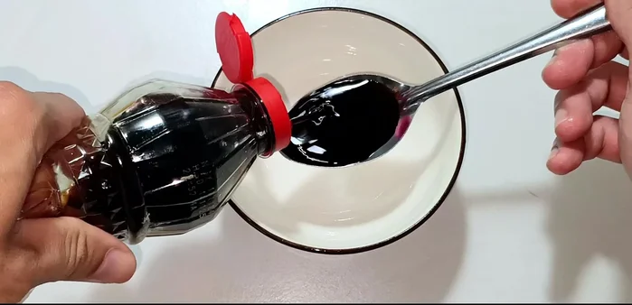 Prepare the sauce: Mix soy sauce, chili sauce, vegetarian oyster sauce, MSG, pepper, Korean chili powder, sugar, and water. (233.159)