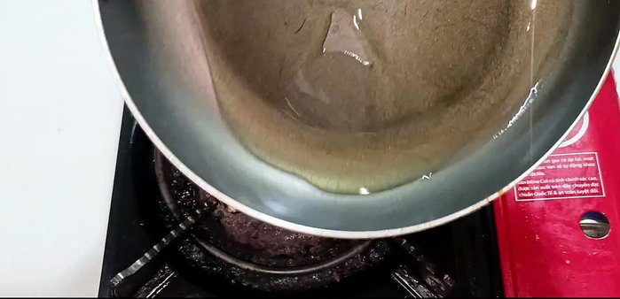 Heat oil in a pan and fry mushrooms until golden brown on both sides. (276.8)