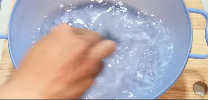Mix salt and water to soak mushrooms. Soak for 5 minutes. (30.679)