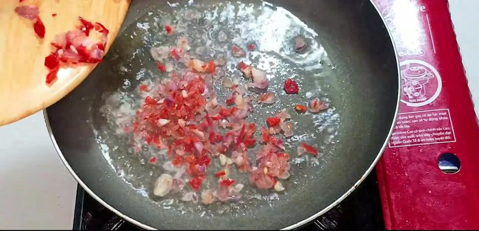 Add shallots and chili to the pan and fry until fragrant. (328.88)
