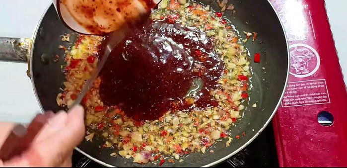 Add sauce to the pan, reduce heat, and stir until hot. (341.72)