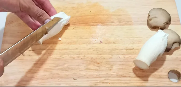 Cut mushrooms into slices. For large stems, cut into four; for small stems, cut into three. Create a pattern by cutting diagonally and pressing the knife lightly to prevent breaking. (43.079)