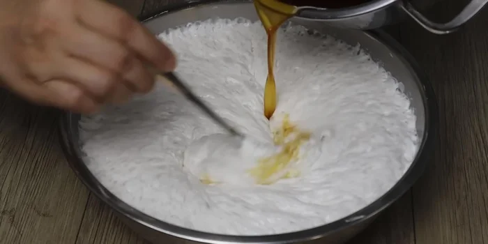 Add the warm sugar syrup to the fermented dough and mix well. (193.92)