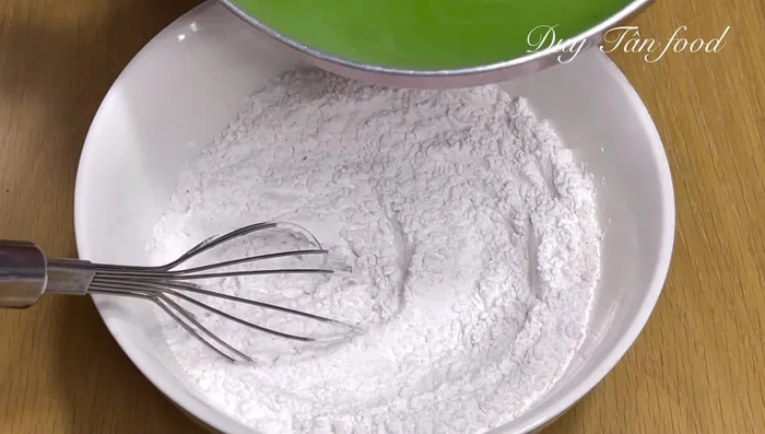 Mix pandan dough: Follow the same method as the purple dough, using the hot pandan mixture. (283.72)