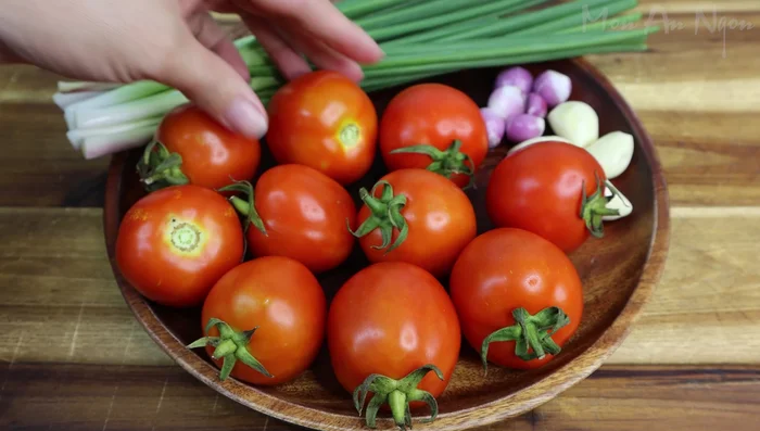 Prepare the vegetables: Wash tomatoes and remove the core. Cut eggplants into four pieces. Chop onions, crush and mince onion roots, crush and mince garlic, and crush shallots.