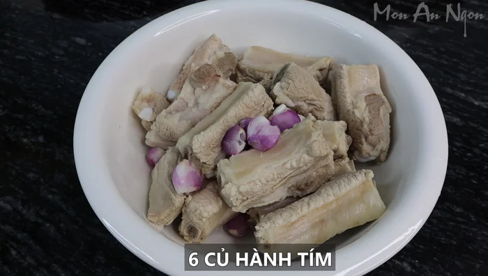 Marinate the ribs: In a bowl, combine the ribs with crushed shallots, minced onion roots, minced garlic, seasoning seeds, ground pepper, sugar, and fish sauce. Mix well and marinate for about 15 minutes.