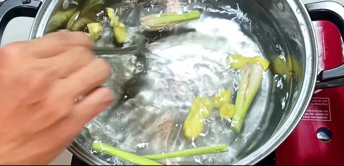 Boil the pork belly with lemongrass and ginger for 10 minutes (5 minutes per side).